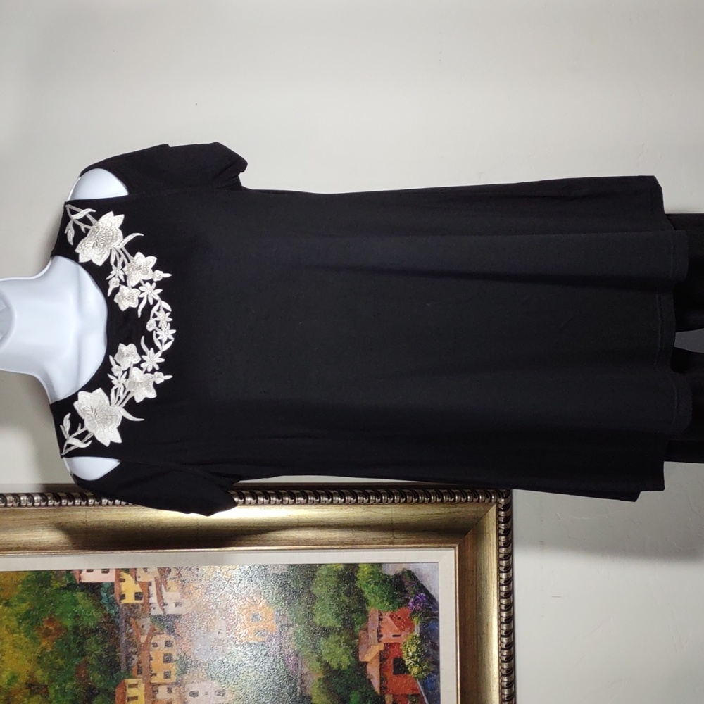 Max & Rina Cold Shoulder Tunic Top